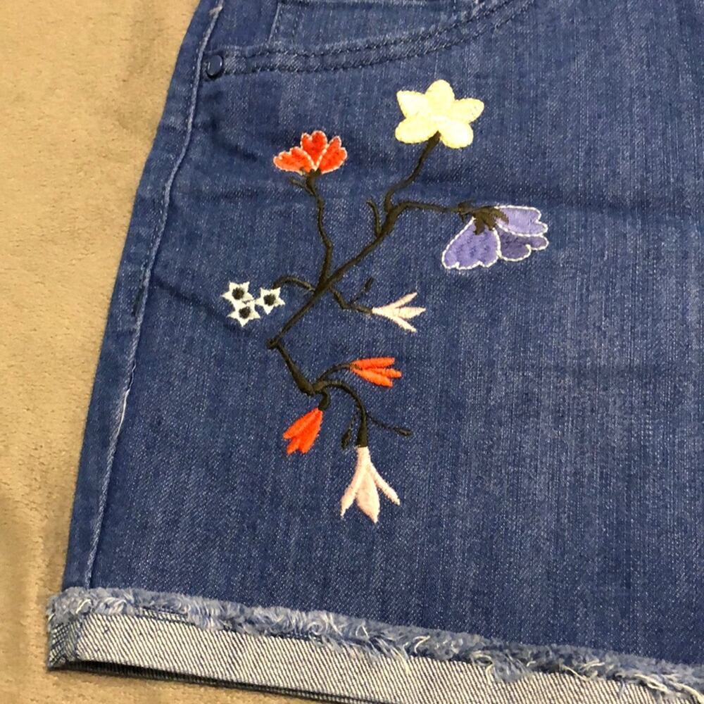 LC Lauren Conrad Embroidered Denim Shorts NWT Woman Size 12 - Picture 4 of 8